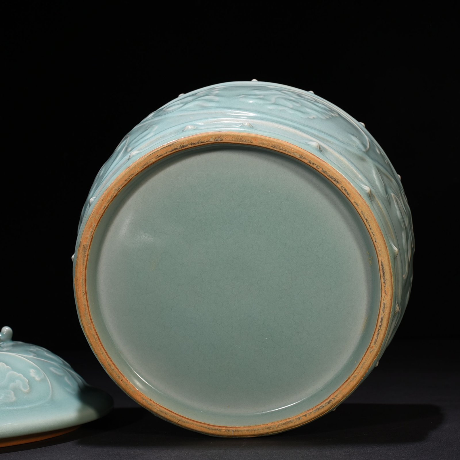 Song Dynasty Longquan kiln pink celadon glaze covered with wrapped branches lid jar