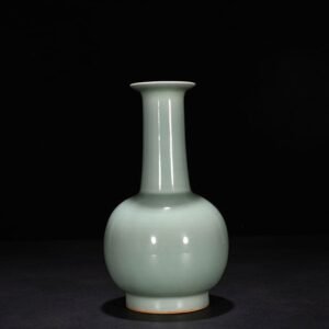 Song Dynasty Longquan kiln pink celadon glaze long-neck bottle