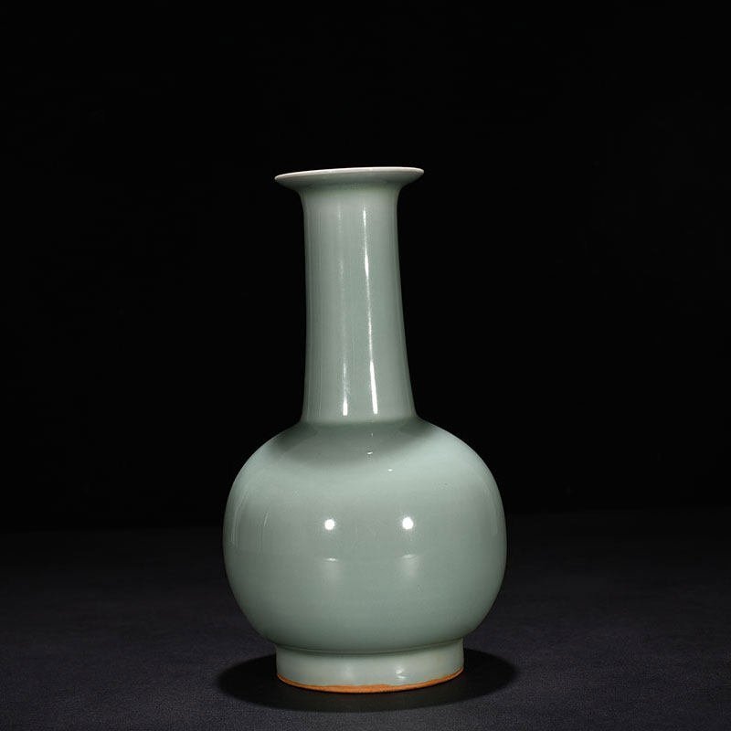 Song Dynasty Longquan kiln pink celadon glaze long-neck bottle