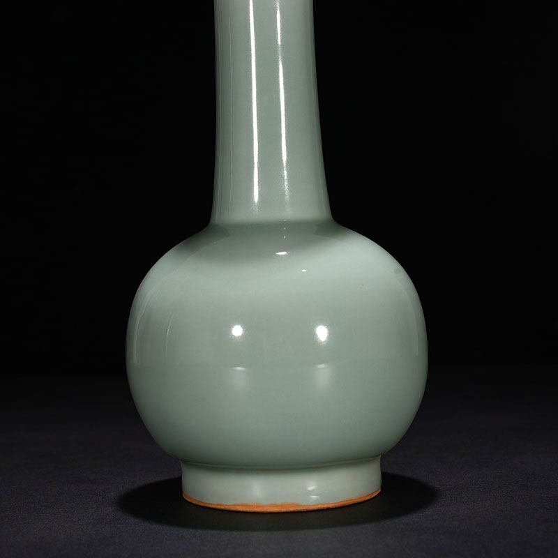 Song Dynasty Longquan kiln pink celadon glaze long-neck bottle