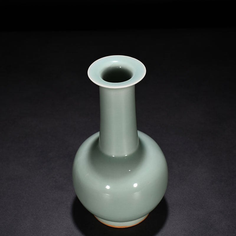 Song Dynasty Longquan kiln pink celadon glaze long-neck bottle