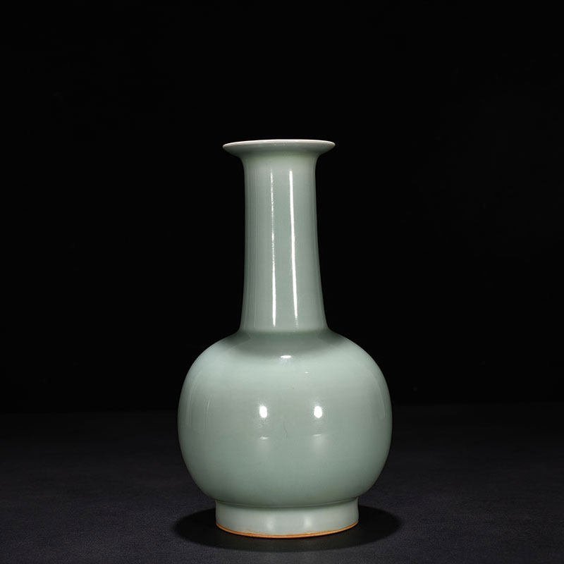 Song Dynasty Longquan kiln pink celadon glaze long-neck bottle