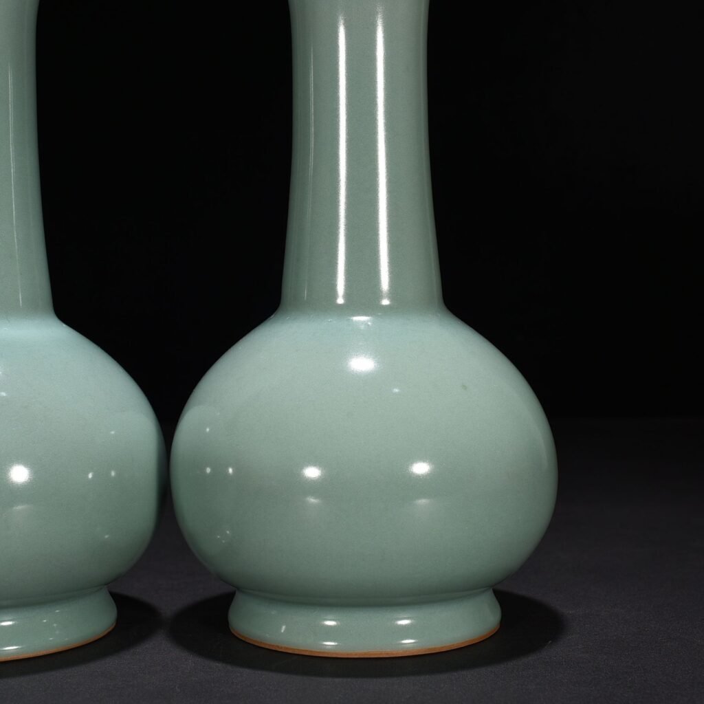 Song Dynasty Longquan kiln pink celadon glaze long-neck bottle