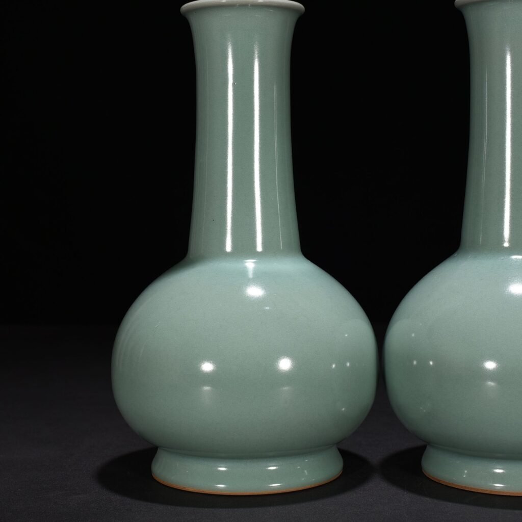 Song Dynasty Longquan kiln pink celadon glaze long-neck bottle