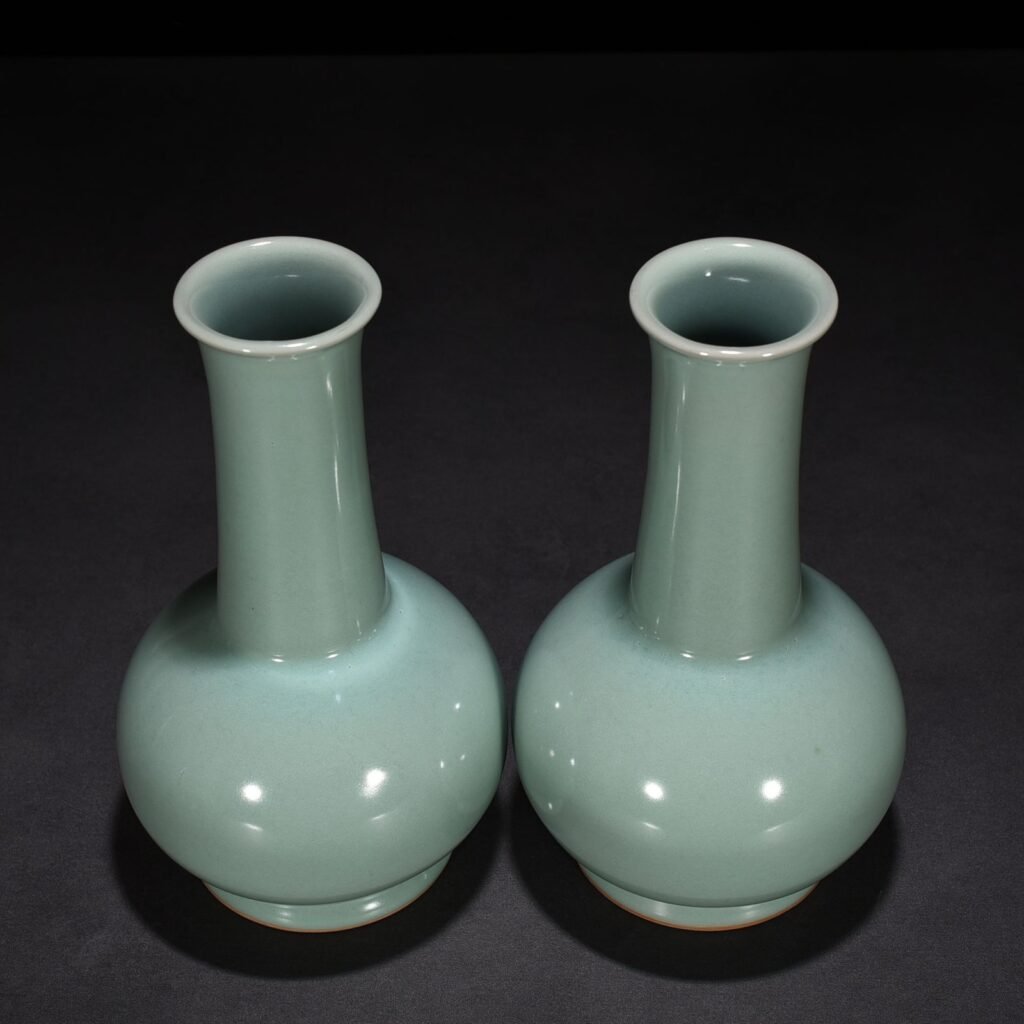 Song Dynasty Longquan kiln pink celadon glaze long-neck bottle
