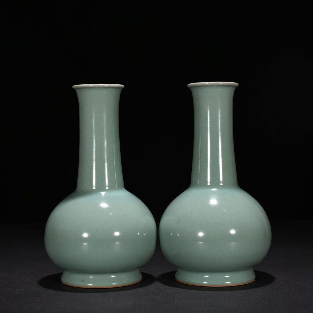 Song Dynasty Longquan kiln pink celadon glaze long-neck bottle