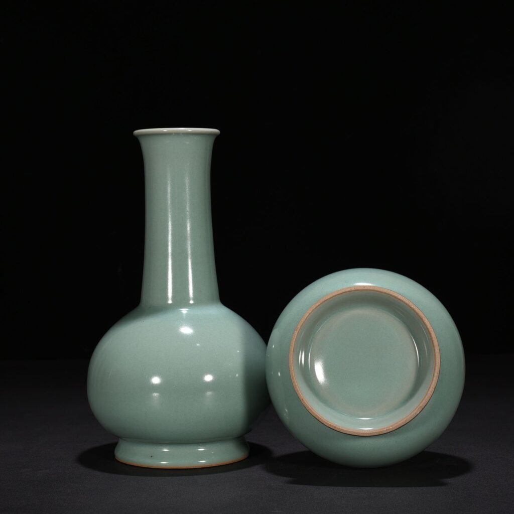 Song Dynasty Longquan kiln pink celadon glaze long-neck bottle