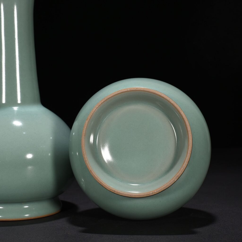 Song Dynasty Longquan kiln pink celadon glaze long-neck bottle