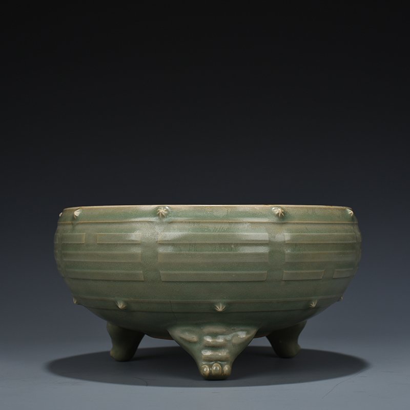 Song Dynasty Longquan kiln pink celadon glaze carved Bagua furnace