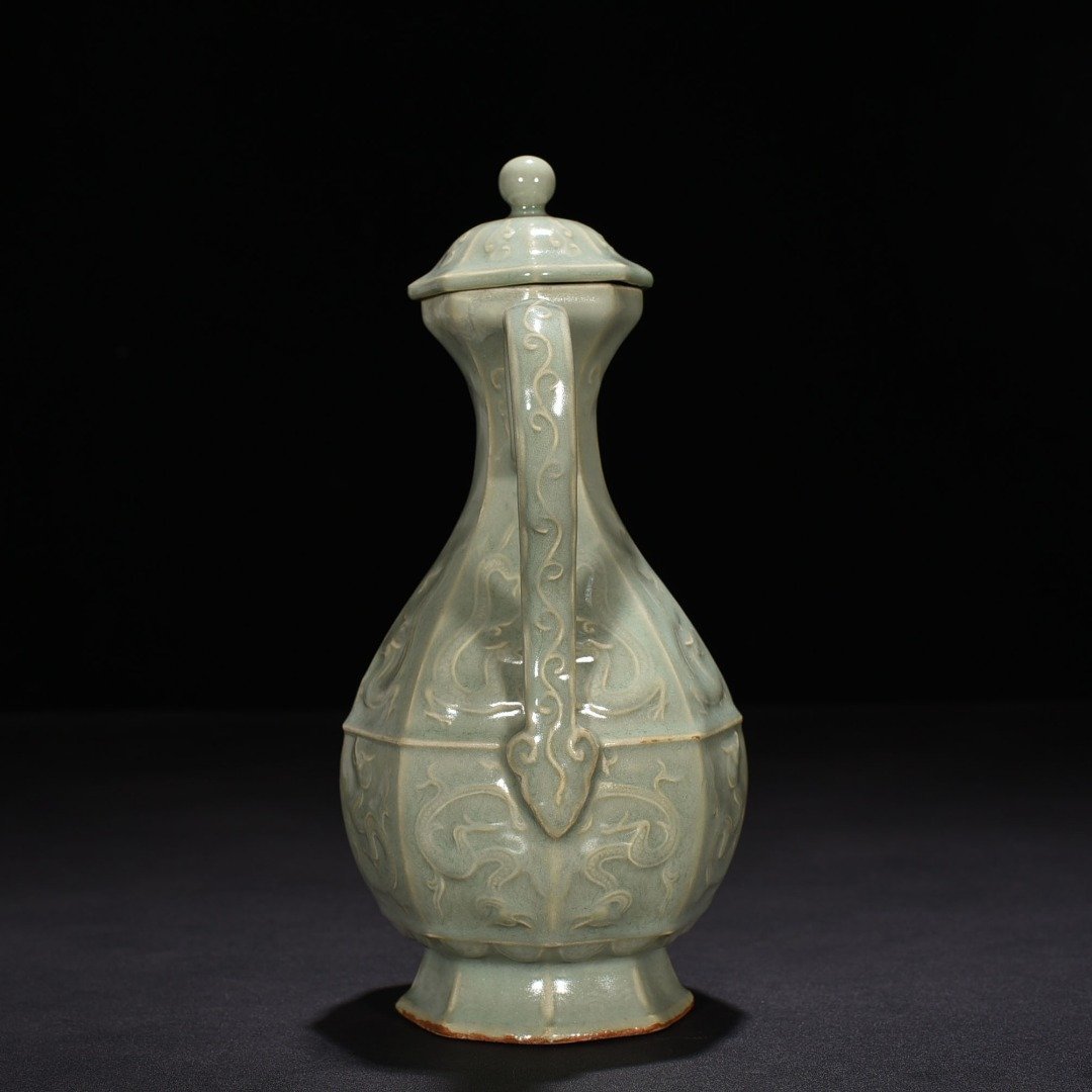 Song Dynasty Longquan kiln pink celadon glaze carved chilong pattern eight-sided ewer