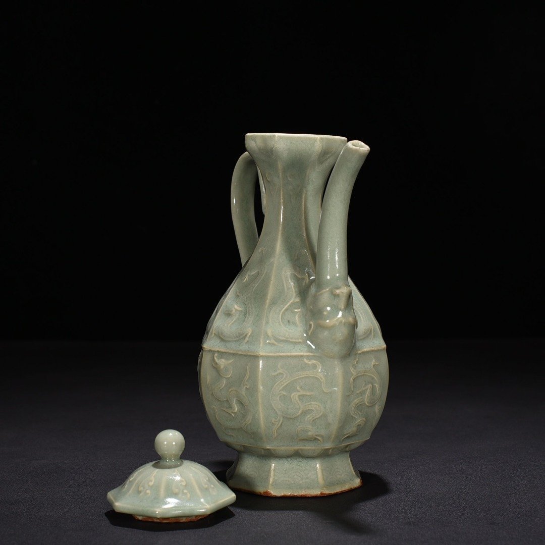 Song Dynasty Longquan kiln pink celadon glaze carved chilong pattern eight-sided ewer
