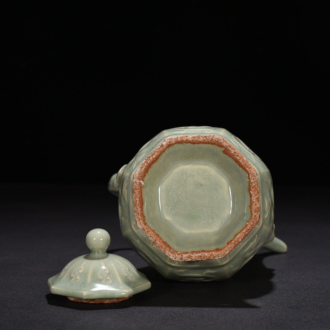 Song Dynasty Longquan kiln pink celadon glaze carved chilong pattern eight-sided ewer