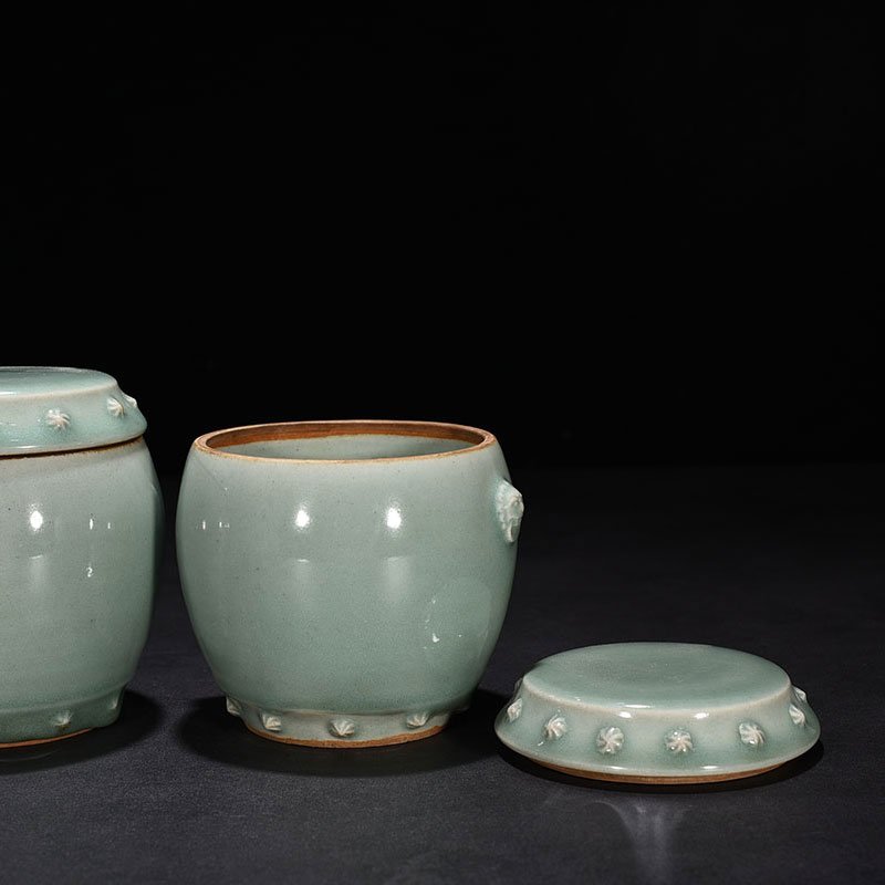 Song Dynasty Longquan kiln pink celadon glaze drum nail lid jar