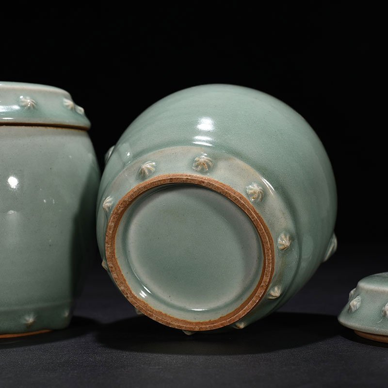 Song Dynasty Longquan kiln pink celadon glaze drum nail lid jar