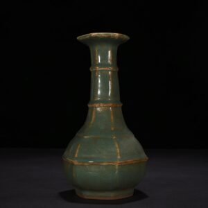 Song Dynasty Longquan kiln bean green glaze hexagonal plate mouth vase