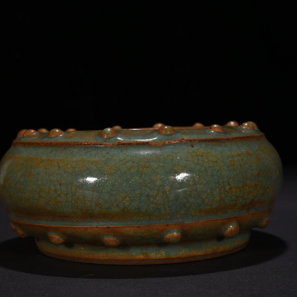 Song Dynasty Longquan kiln bean green glaze drum nail wash