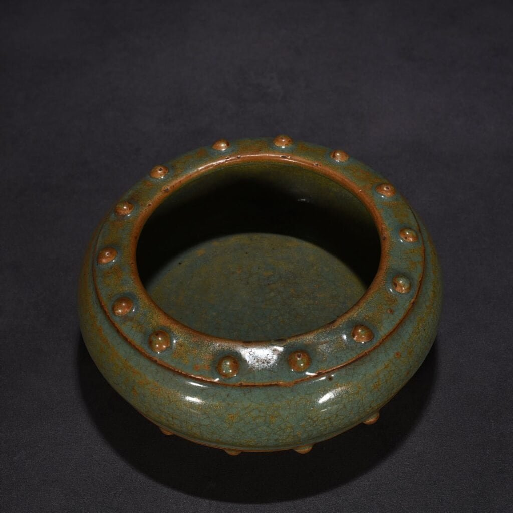 Song Dynasty Longquan kiln bean green glaze drum nail wash