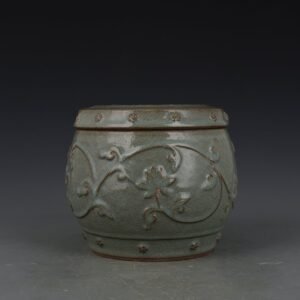 Song Dynasty Longquan kiln of plastic covered lid jar