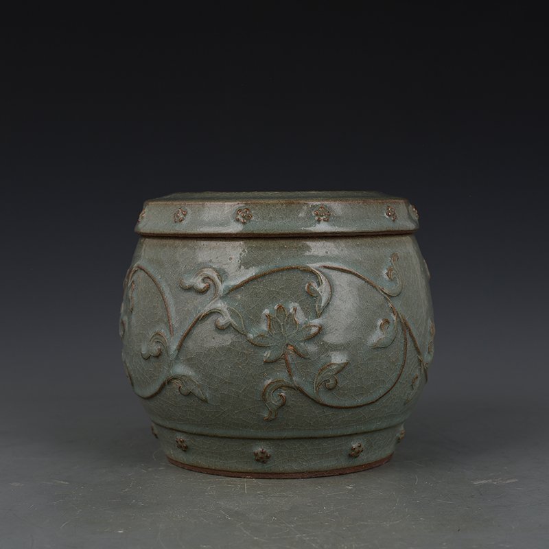 Song Dynasty Longquan kiln of  plastic covered   lid jar