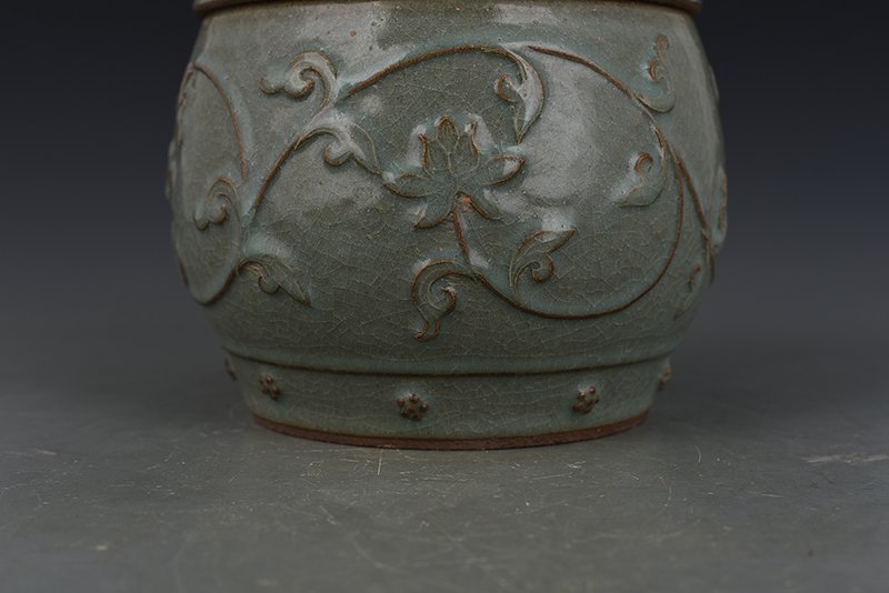 Song Dynasty Longquan kiln of  plastic covered   lid jar