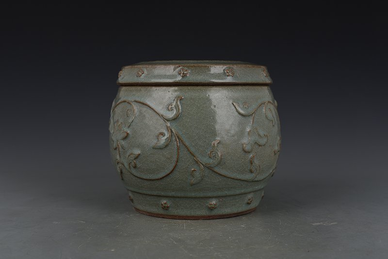 Song Dynasty Longquan kiln of  plastic covered   lid jar
