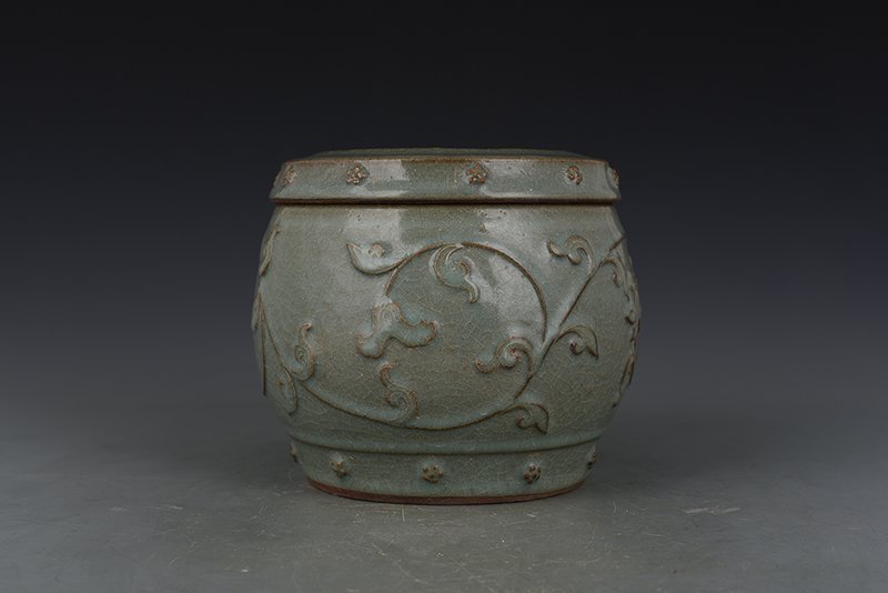 Song Dynasty Longquan kiln of  plastic covered   lid jar