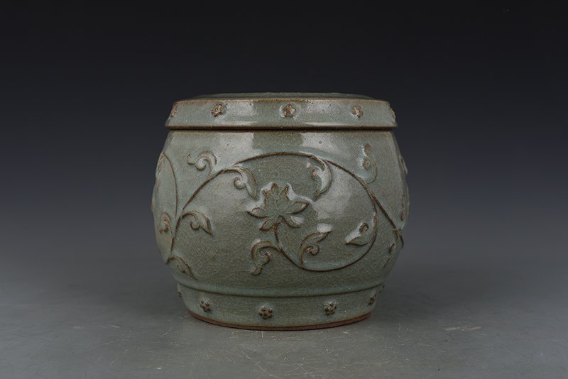 Song Dynasty Longquan kiln of  plastic covered   lid jar