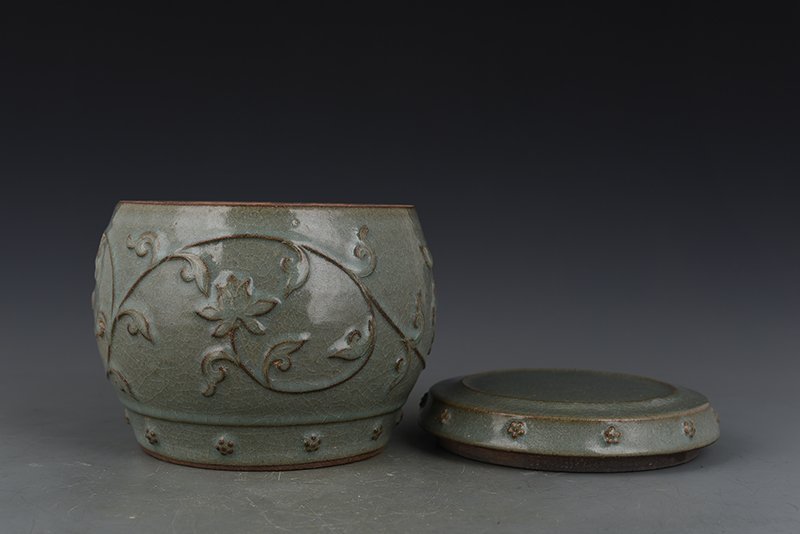 Song Dynasty Longquan kiln of  plastic covered   lid jar