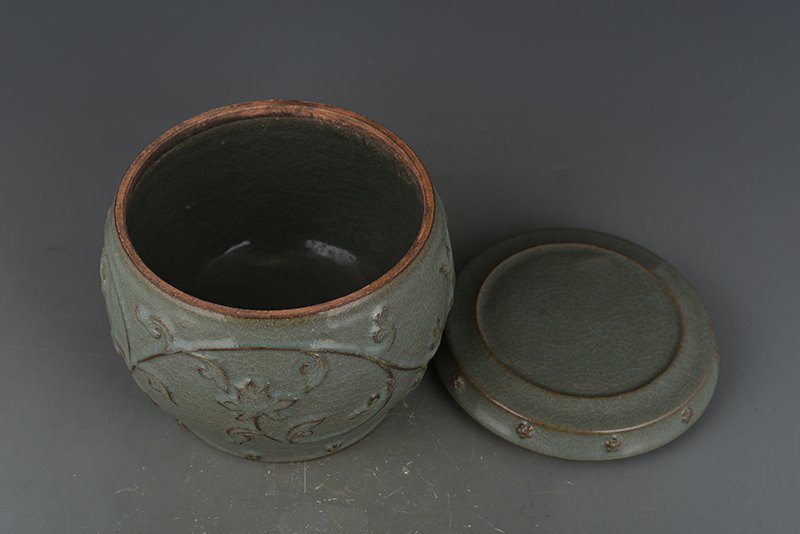 Song Dynasty Longquan kiln of  plastic covered   lid jar