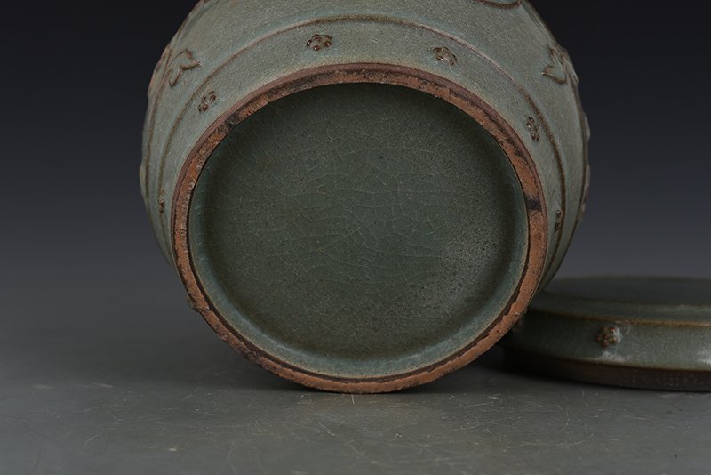 Song Dynasty Longquan kiln of  plastic covered   lid jar