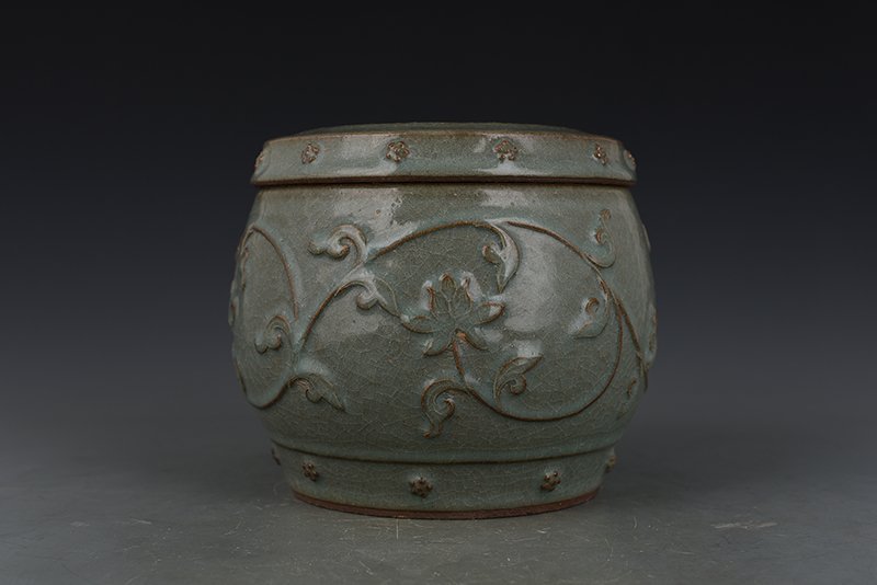 Song Dynasty Longquan kiln of plastic wrapped lotus pattern lid jar