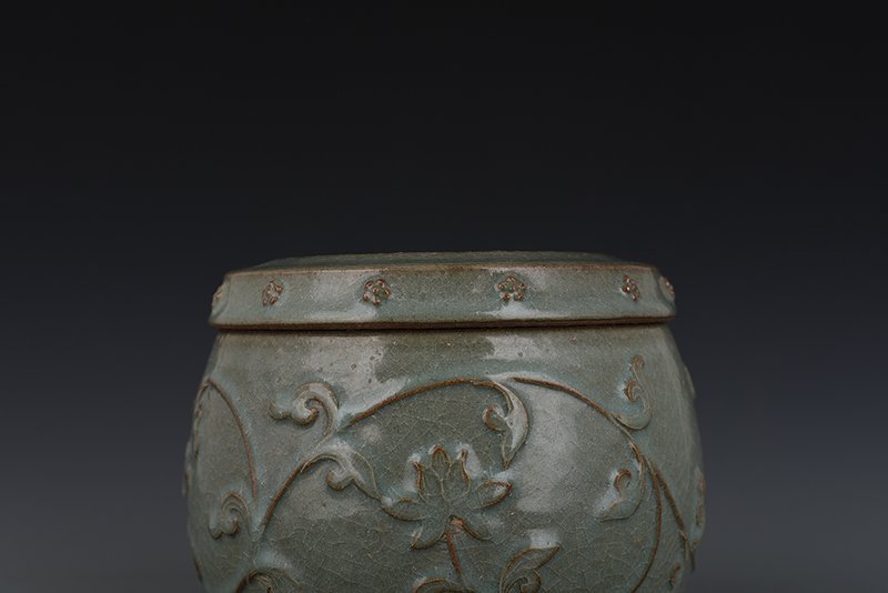 Song Dynasty Longquan kiln of plastic wrapped lotus pattern lid jar