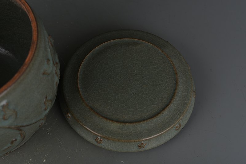 Song Dynasty Longquan kiln of plastic wrapped lotus pattern lid jar