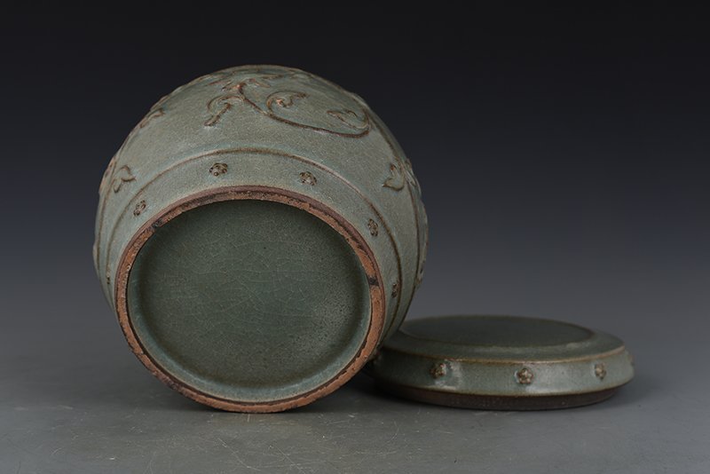 Song Dynasty Longquan kiln of plastic wrapped lotus pattern lid jar