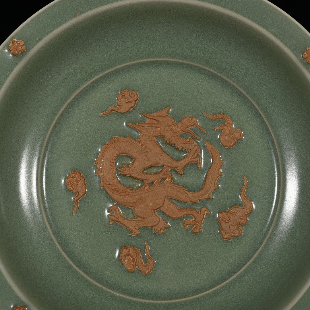 Song Dynasty Longquan kiln carved dragon pattern plate with imperial inscription