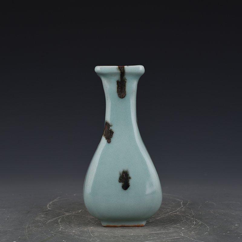 Song Dynasty Longquan pink-green glaze spotted square vase