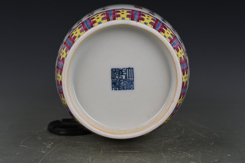 Qing Dynasty Qianlong’s apprentice lantern vase