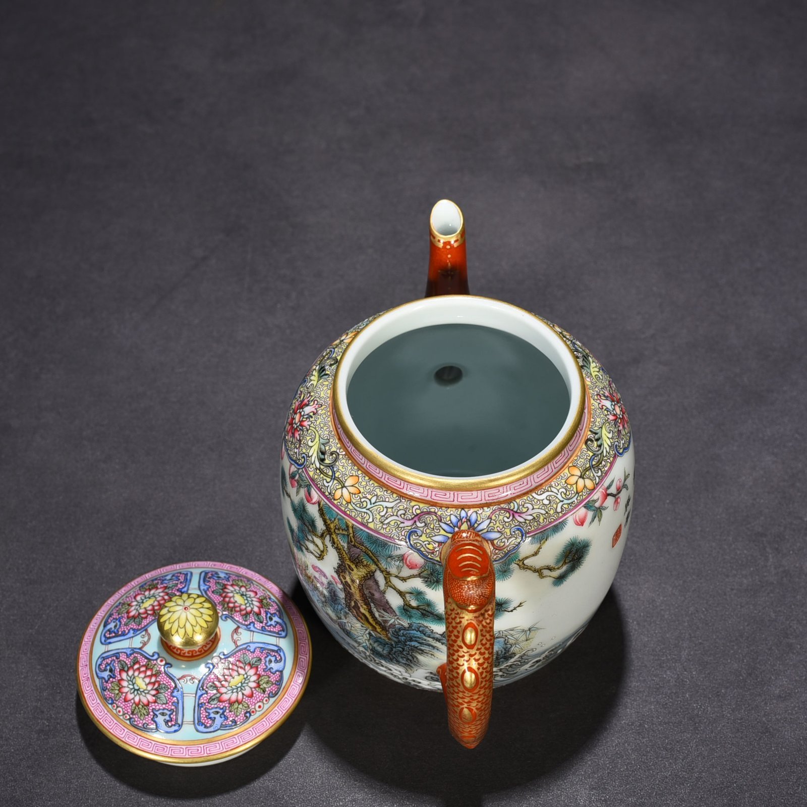 Qing Dynasty Qianlong Gu Yuexuan enamel pot with flower and bird patterns