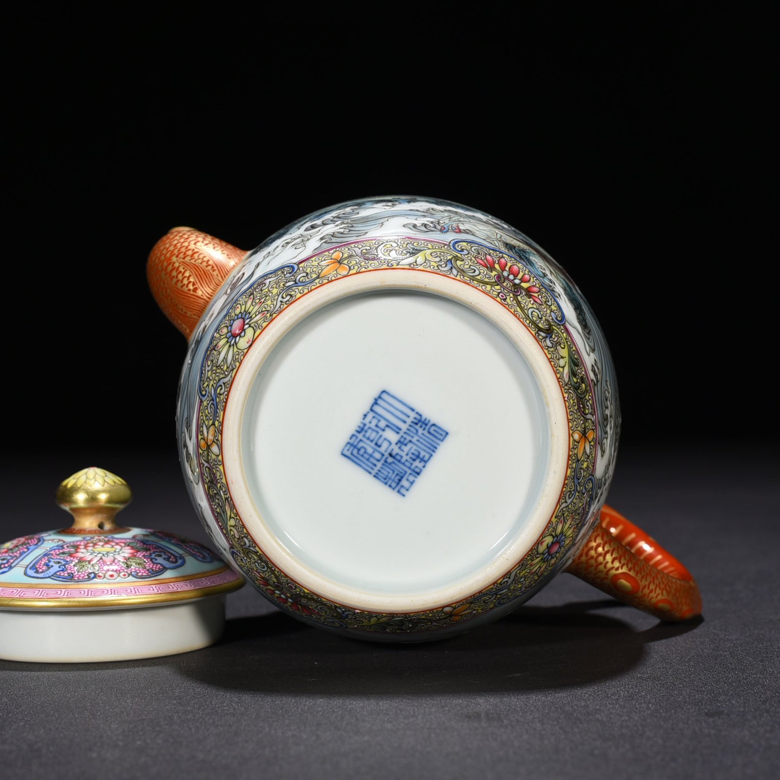Qing Dynasty Qianlong Gu Yuexuan enamel pot with flower and bird patterns