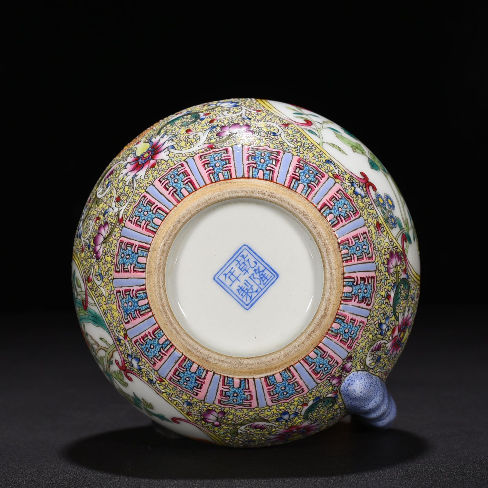 Qing Dynasty Qianlong Gu Yuexuan pastel window flower peony pattern flower water