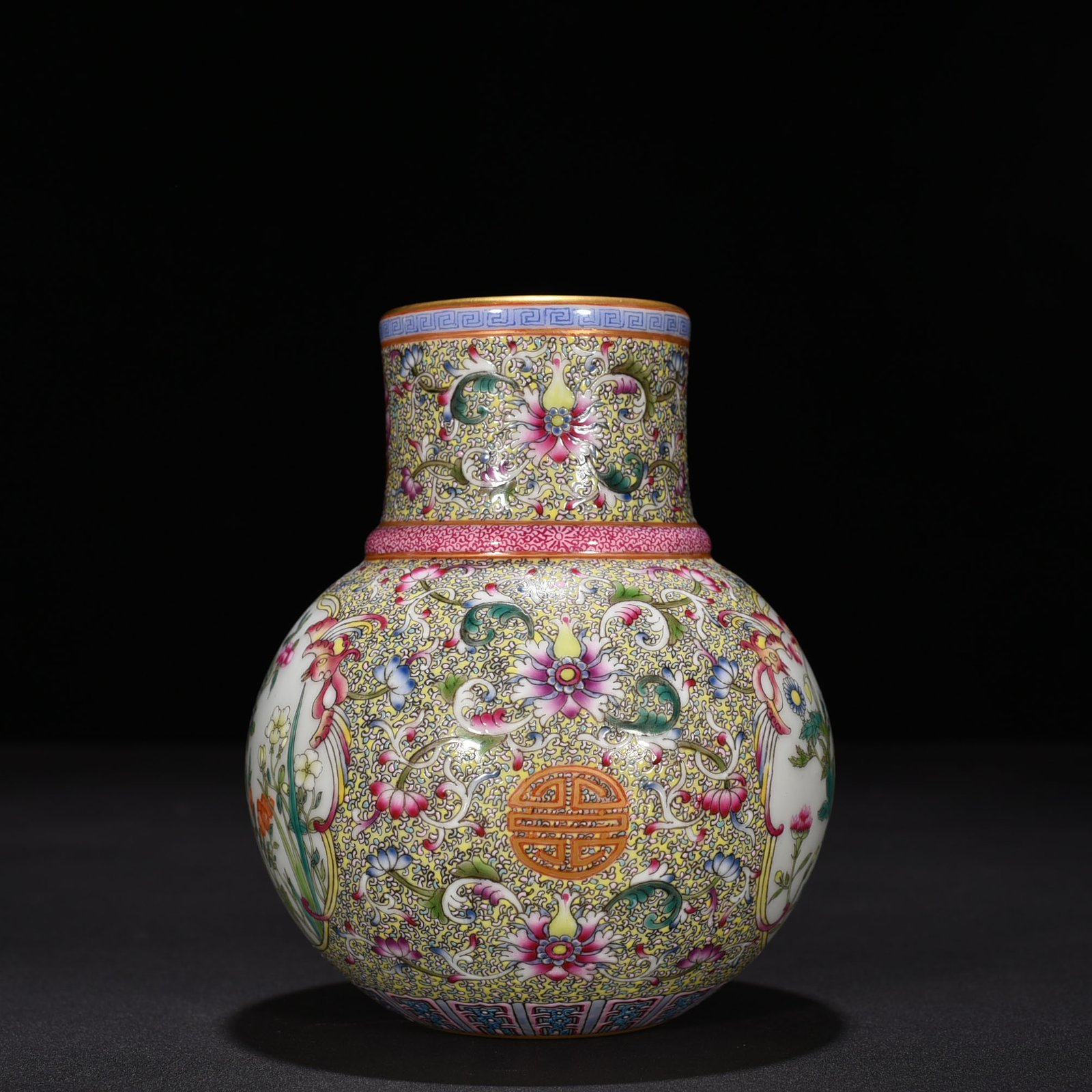 Qing Dynasty Qianlong Gu Yuexuan pastel flower pattern flower water jug