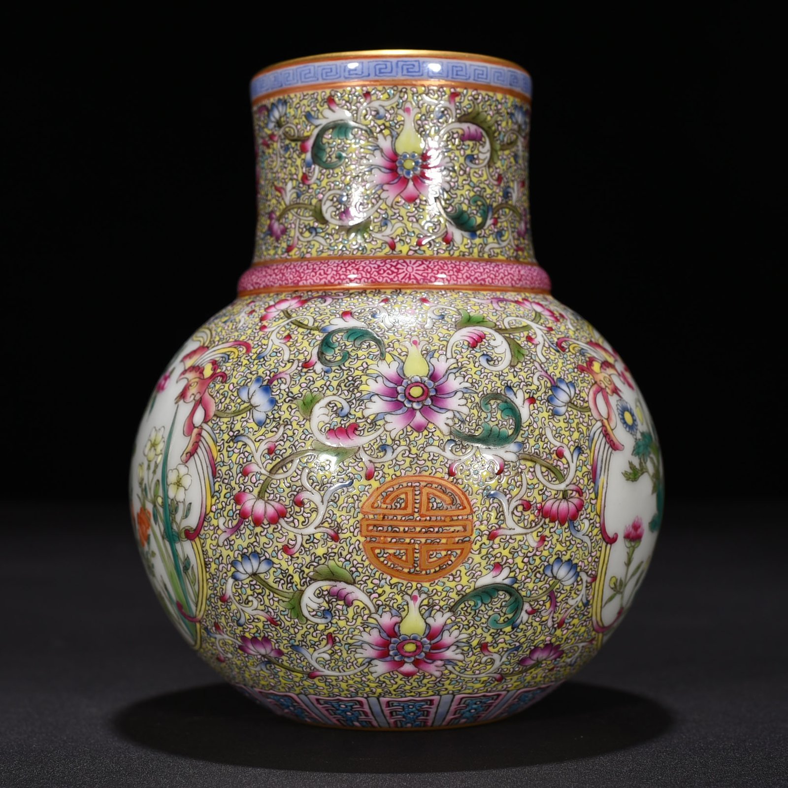 Qing Dynasty Qianlong Gu Yuexuan pastel flower pattern flower water jug