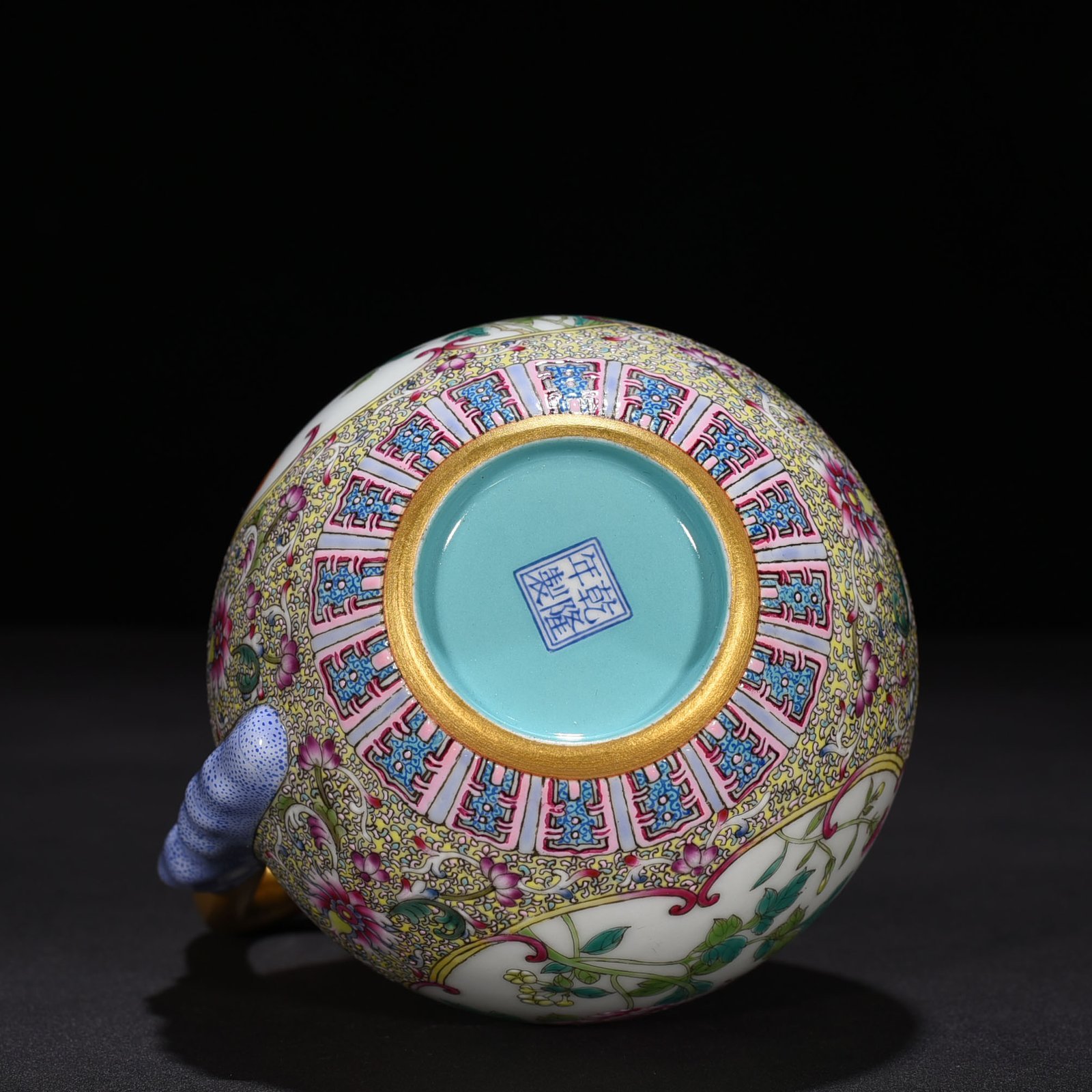 Qing Dynasty Qianlong Gu Yuexuan pastel flower pattern flower water jug