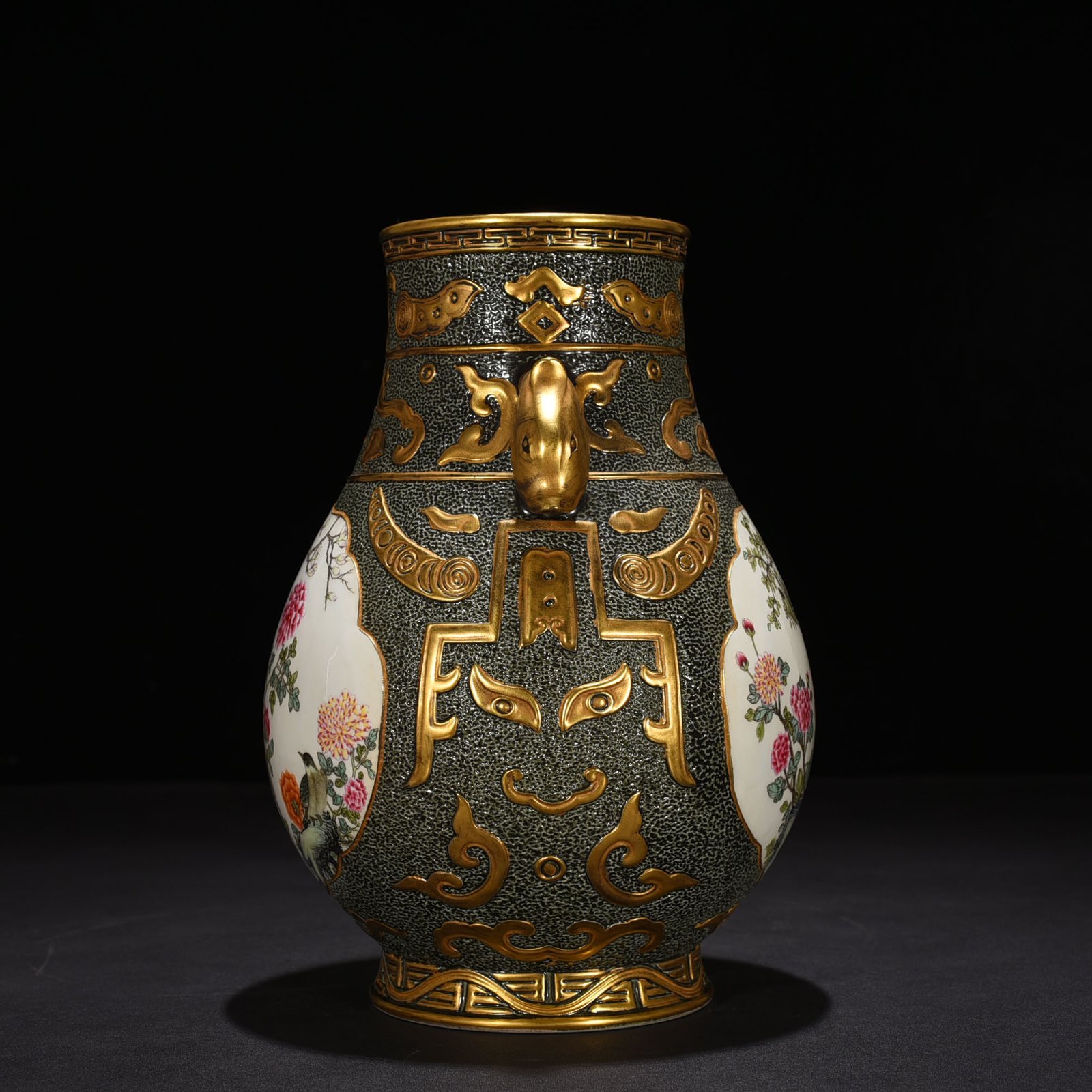 Qing Dynasty Qianlong rose flower and bird pattern double-eared statue