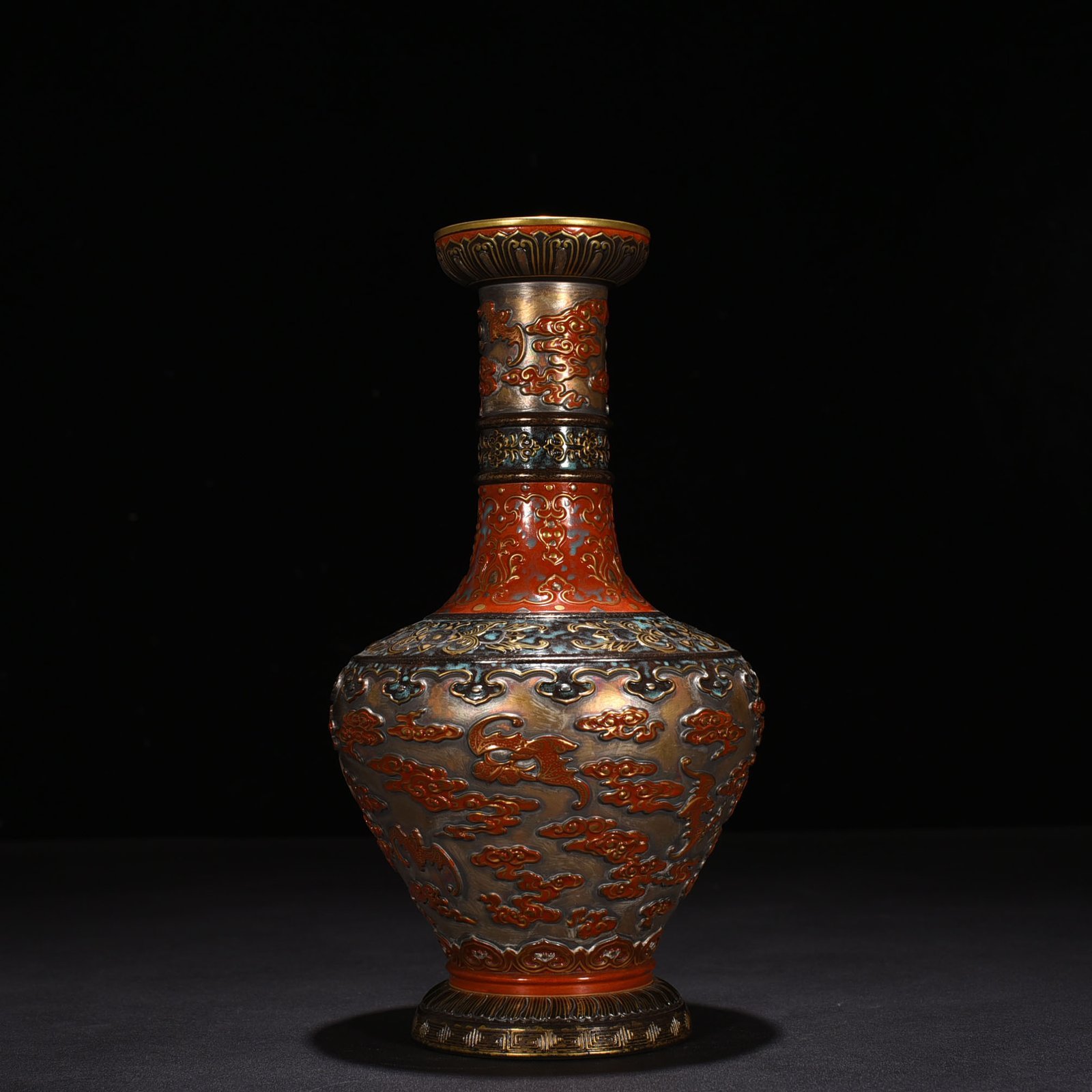 Qing Dynasty Qianlong bronze glaze carved Hong Fuxiang cloud pattern plate mouth vase