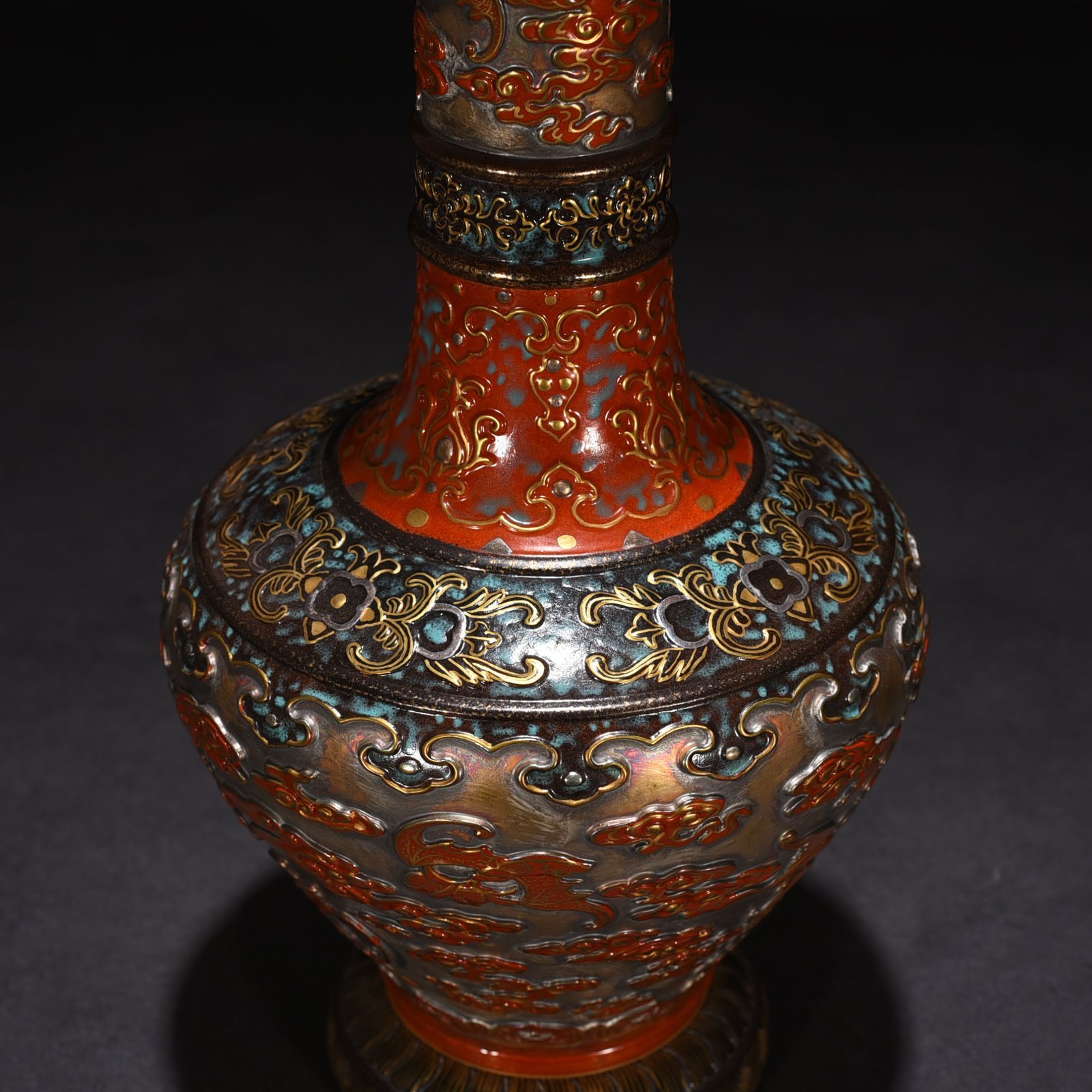 Qing Dynasty Qianlong bronze glaze carved Hong Fuxiang cloud pattern plate mouth vase