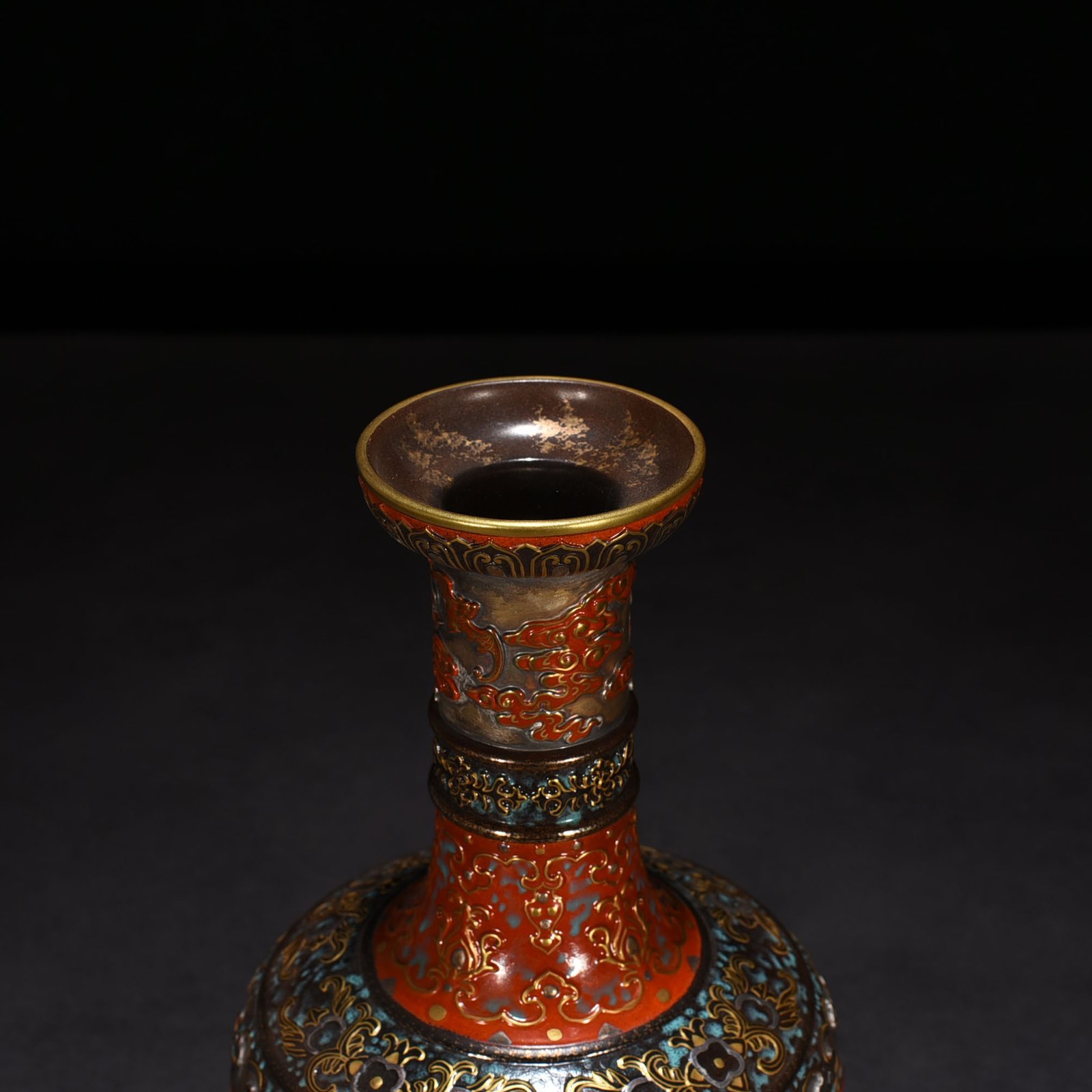Qing Dynasty Qianlong bronze glaze carved Hong Fuxiang cloud pattern plate mouth vase