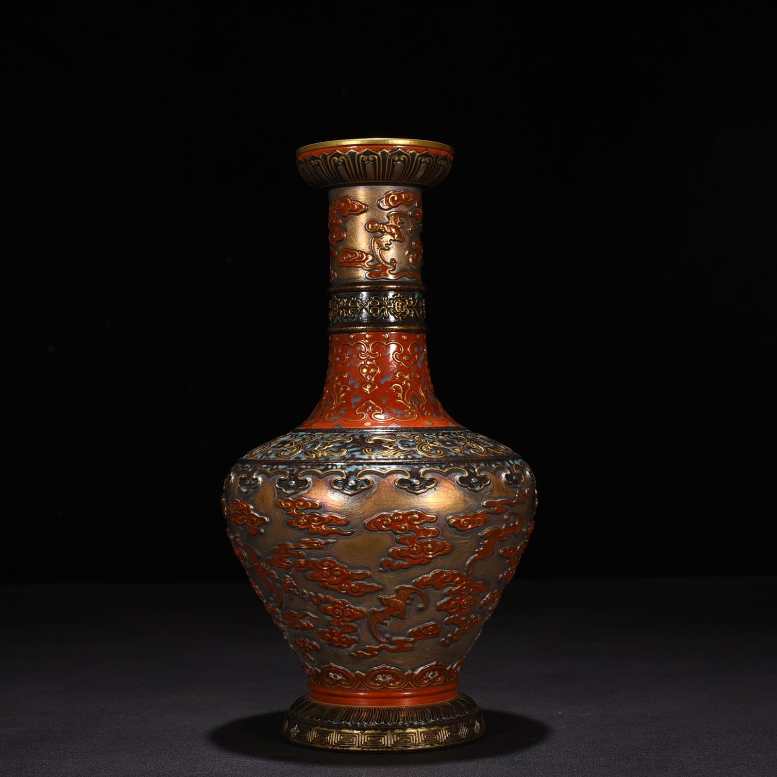 Qing Dynasty Qianlong bronze glaze carved Hong Fuxiang cloud pattern plate mouth vase