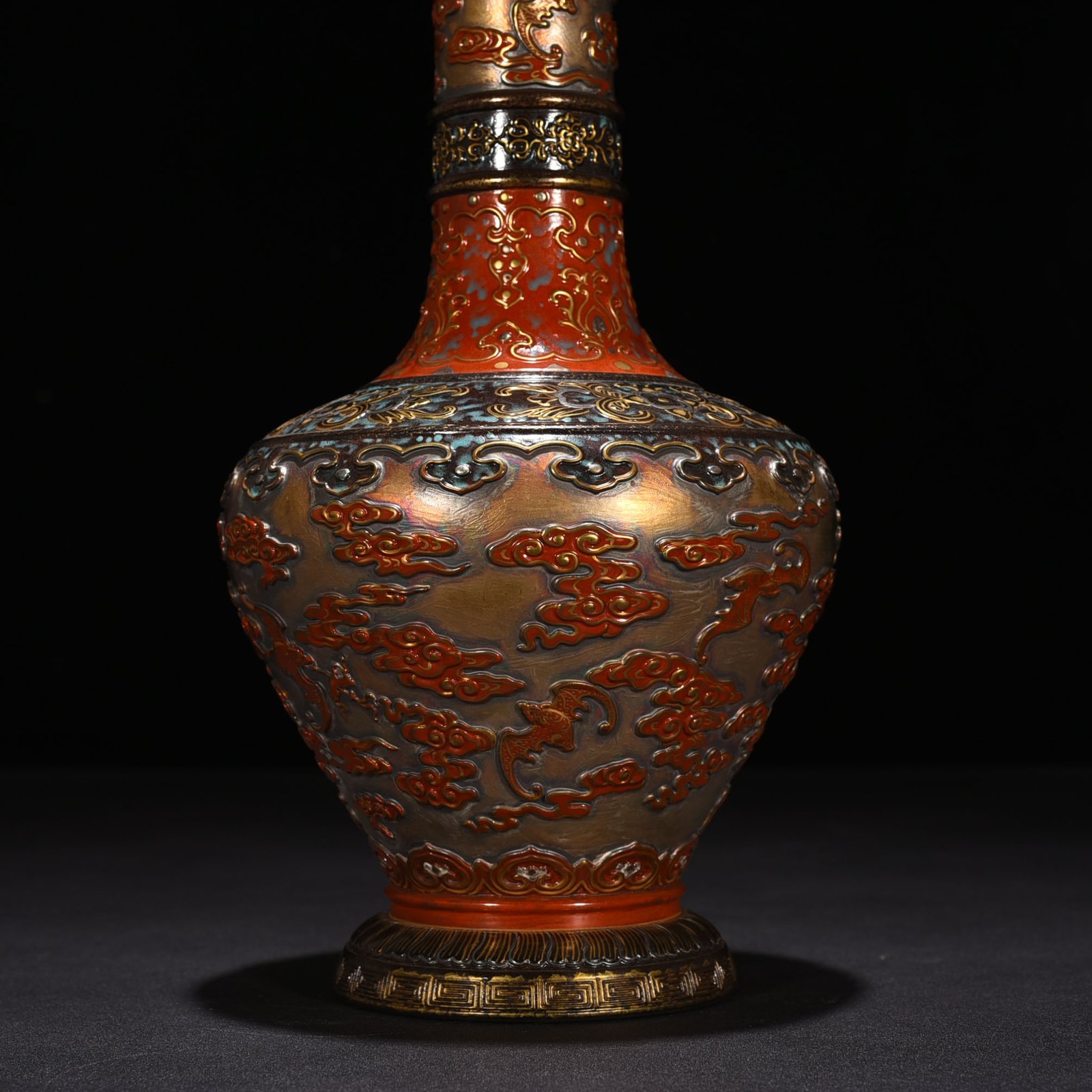 Qing Dynasty Qianlong bronze glaze carved Hong Fuxiang cloud pattern plate mouth vase