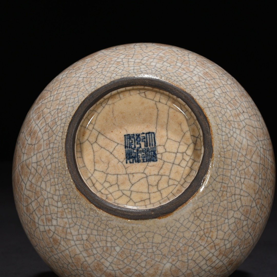 Qing Dynasty Qianlong Ge Kiln Ruyi’er Garlic Vase